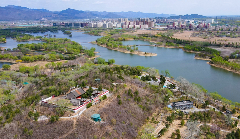 4月8日，位于北京市昌平区的大运河源头遗址公园开园。元代科学家郭守敬为解决大都的漕运问题，引此处的白浮泉作为大运河北端上游水源，如今此地仍存都龙王庙、九龙池、“白浮之泉”碑亭等历史遗存。   新华社图